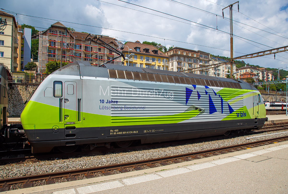 
Als Seiten-Portrait...
Die Re 465 001-6  Simplon/Sempione  (91 85 4465 001-6 CH-BLS) mit Werbung  Mehr durch Zug - 10 Jahre Lötschberg-Basistunnel  der BLS wird am 18.05.2018 mit einem EW III-Pendelzug (RegioExpress Neuchâtel – Bern) im Bahnhof Neuchâtel bereitgestellt.

Die Lok wurde 1994 von der SLM Winterthur unter der Fabriknummer 5638 gebaut, der elektrische Teil ist von ABB. Sie war die erste Re 465.

Die BLS Re 465 ist eine von der BLS Lötschbergbahn beschaffte elektrische, vierachsige Universallokomotive mit Umrichtertechnik. Sie ist eine Variante der Re 460 der SBB und gehört zur Lok-2000-Familie. Der Unterschied zur SBB Re 460 ist die Umrichteranlage. Im Gegensatz zur Re 460, die mit einem Umrichter pro Drehgestell ausgerüstet ist, verfügt die BLS Re 465 über einen Umrichter pro Radsatz. Somit lässt sich eine schleudernde Achse schneller und effektiver wieder in normalen Lauf bringen. Zudem besitzt die Re 465 sechspolige Asynchron-Fahrmotoren (Re 460: vierpolige Asynchronmotoren). Dadurch hat die Re 465 eine um 300 kW höhere Dauerleistung von insgesamt 6.270 kW (Stundenleistung von 7.000 kW) gegenüber der Re 460. Zudem ist die Re 465 mit der Vielfachsteuerung des Systems IIId und mit Übergangskabel BLS/BBC ausgerüstet.  Dies erlaubt die Vielfachsteuerung zum Beispiel mit Re 4/4II, Re 4/4III, Re 6/6, Re 425 oder Ae 415. Die Radsätze im Drehgestell stellen sich radial zum Gleisbogen ein.

Die Re 460 und die Re 465 sind erfolgreiche Konstruktionen. Dank ihnen gewann das schweizerische Konsortium SLM/ABB Ausschreibungen von Hochleistungslokomotiven in Norwegen (NSB El 18), Finnland (VR Baureihe Sr2) und Hongkong (KCRC TLN/TLS).

TECHNISCHE DATEN:
Spurweite:  1.435 mm (Normalspur)
Achsformel:  Bo’Bo’
Länge über Puffer:  18.500 mm
Höhe:  4.540 mm
Breite:  3.000 mm
Dienstmasse:  84 t
Zugelassene Höchstgeschwindigkeit:  160 km/h
Stundenleistung:  7.000 kW
Dauerleistung:  6.400 kW
Anfahrzugkraft:  300 kN
Treibraddurchmesser:  1.100 mm
Stromsystem:  Wechselstrom 15 kV 16,7 Hz
