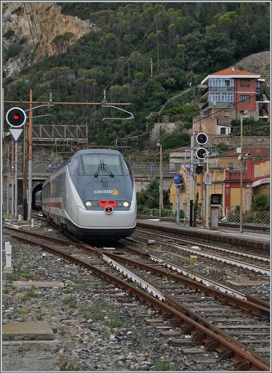 Als vor wenigen Jahren bei Cervia eine der sch�nsten Streckenabschnitte der Strecke Genova - Ventimiglia durch eine Tunnel-Variante ersetzt wurden, reiste im Vorfeld nochmals zahlreiche Fotografen an. Die 1868 er�ffnete Strecken Genova - Savona. bzw. 1972 in Betrieb genommene Fortsetzung Savona Ventimiglia f�hrte vielerorts durch eine schwierige Topografie und wurde gr�sstenteils dem Meer entlang und durch die Ortschaften trassiert. Die Strecke wurde est mit Drehstrom elektrifiziert, sp�ter als V 25 000/ 50 Hz projektiert, um dann 1964/1967 schlussendlich mit dem FS Gleichstrom 3000 versorgt zu werden. Doch bereits um diese Zeit gen�gte die Einspur-Strecke dem Meer entlang nicht mehr dem zunehmenden Verkehr, so das Ende der 1960er im Raum Genova erste Neubau Trassierungen erfolgen. 1977 folgte mit dem Abschnitt Varazzo - Finale Ligure ein erste l�nger Neubauabschnitt. Mit der Zeit folgten weiter westlich weitere, doch in Finale Ligure treffen sich nun der erste Neubauabschnitt mit dem letzten noch urspr�nglichen Streckenabschnitt. Dies ist auch das Motiv der Bilder von Finalie Ligure, hier verl�sst der FS Trenitalia IC 631 die einspurige, 1136 Meter lange  Galleria Caprazoppa . Fotostandpunkt: Bahnsteigende) 16. September 2023