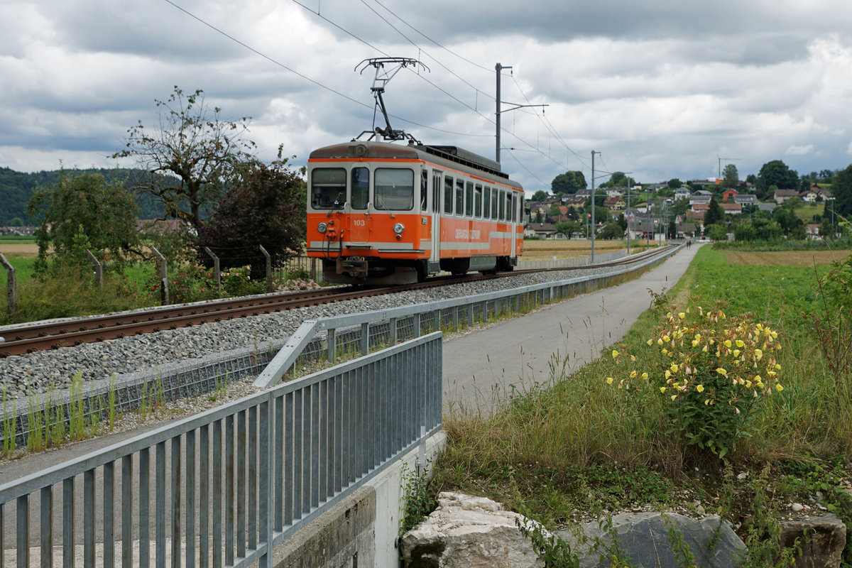 ALTES BIPPERLISI 
nach wie vor unentbehrlich.
Wegen dem verunfallten und sehr stark beschädigten SOBA-STAR Be 4/8 114 musste kurzfristig für den Betrieb auf der kurzen Zweigstrecke Langenthal-St. Urban Ziegelei der Be 4/4 103, ehemals SZB, BTI einspringen. Wegen grossen mehreren Baustellen an der Strecke Solothurn-Niederbipp mit Bahnersatz wurden die Fahrzeuge unüblich stationiert. Das Schwesterfahrzeug, der Be 4/4 104 wurde aus diesem Grund im Depot Wiedlisbach als eiserne Reserve abgestellt. Am 17. Juli 2020 pendelte dadurch der Oldtimer mit Baujahr 1970 als Solotriebwagen zwischen Langenthal und St. Urban hin und her. Die Aufnahme entstand bei Roggwil.
Foto: Walter Ruetsch 