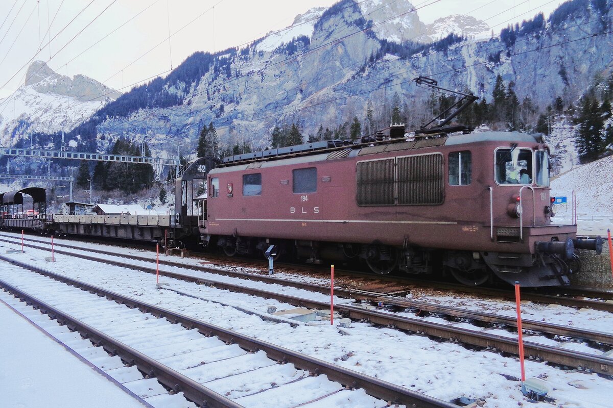 Am 1 Jänner 2020 steht BLS 194 bei der Autoverlade in Kandersteg, wo bis sieben PKW-Shuttlezüge pro Stünde und Richtung zo beobachten sind.