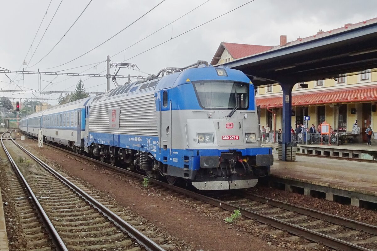 Am 11 September 2022 dönnert 380 007 mit der Jizny-Exress nach Linz über Tabor durch Benesov u Prahy.