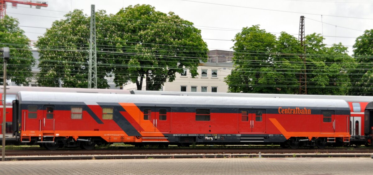 Am 12.05.2023 standen in Ulm zwei ex Packwagen der DB, jetzt bei der schweizer Centralbahn. Es sind Kuppelwagen für Fahrzeuge, die mangels fehlender Zulassung nicht selbstständig fahren können. Die Centralbahn der Schweiz hat vier Kuppelwagen. Es handelt sich um die RIC-Wagen: CH-CB 51 85 92-94 162-0 Dmz und CH-CB 51 85 89-95 161-6 Dmz. Halter ist CH-CBB (Centralbahn). Diese Wagen sind bis 200 km/h zugelassen und haben eine Länge von 26,40m mit einem Gewicht von 43 to; die Drehgestelltype ist MD 366.