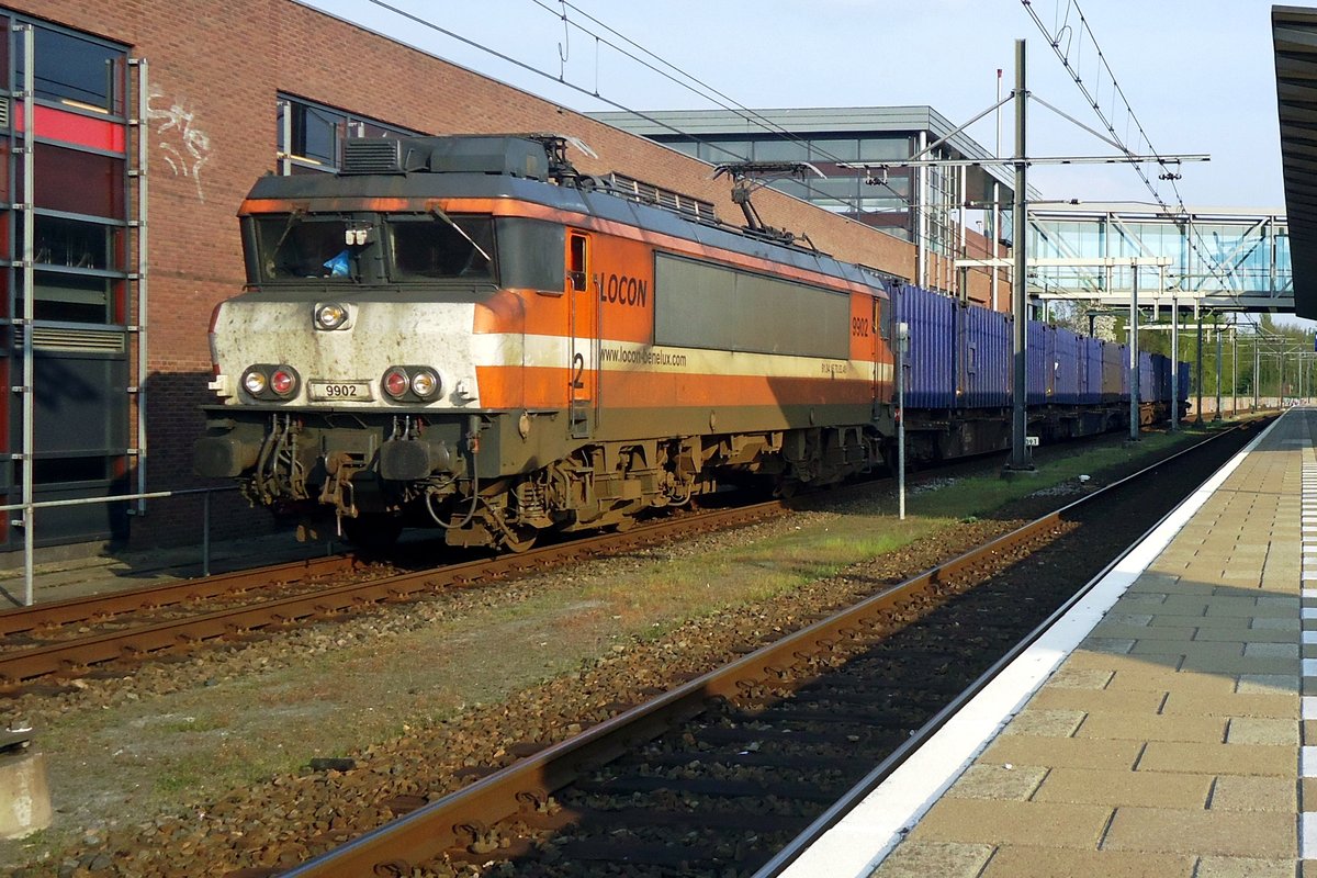 Am 13 M�rz 2012 steht LOCON 9902 mit ein M�llzug in Boxtel und wartet die Passage einer ICs ab.
