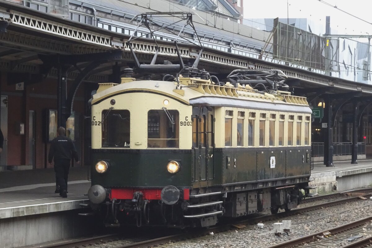 Am 16 April 2023 steht Mat'24 C 9002 'JAAP' in Nijmegen w�hrend der letzte und langster Pruffahrt. In 2022 wurde JAAP von einer in die Pleite gegangener Verein gekauft durch Stichting CREW 2454, ganz betriebsf�hig aufgearbeitet, und hoffentlich in Sonderzugeinsatz kommen. CREW 2454 macht keine halbe Massnahme und auch C 9002 wurde erprobt mit teilweise lange testfahrten. Am 16 April erfolgte die letzte, von Roosendaal �ber Tilburg, Nijmegen, Zwolle, Groningen, Harderwijk, Amersfoort, Utrecht und Breda wieder nach Roosendaal -das heisst, zweifach quer durch die Niederlande. 