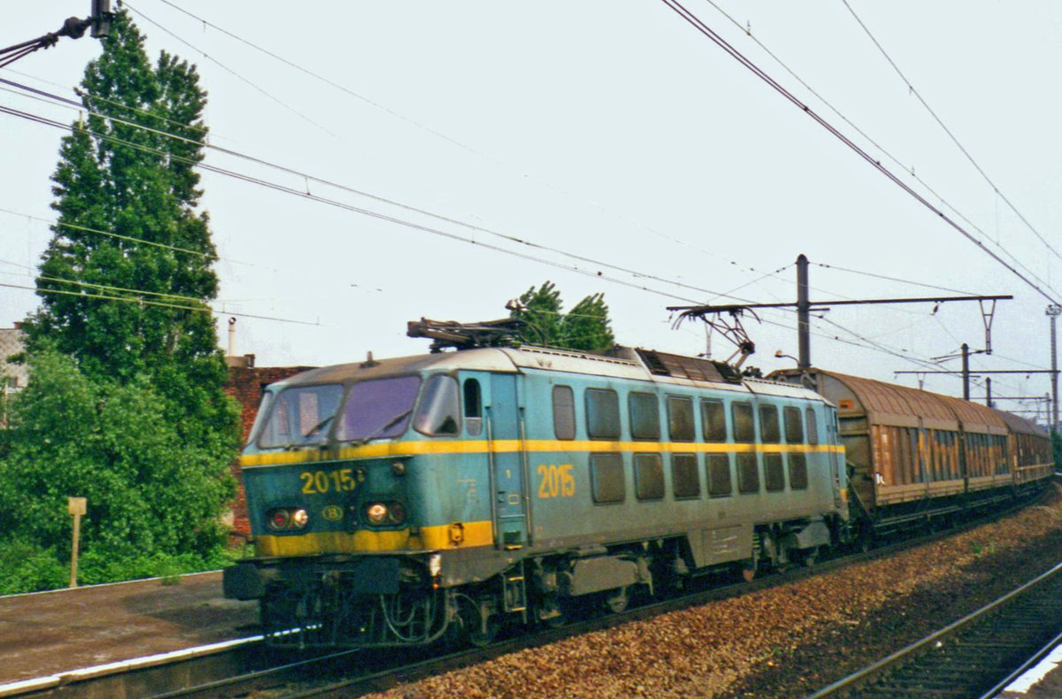 Am 16 Mai 2002 schleppt NMBS 2015 ein Ganzzug durch Antwerpen-Dam.