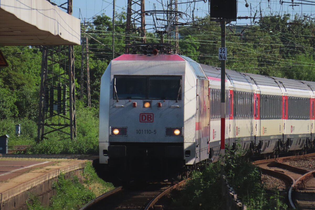 Am 16 Mai 2025 treft DB 101 110 mit EC7 nach Basel SBB in Duisburg Hbf ein.