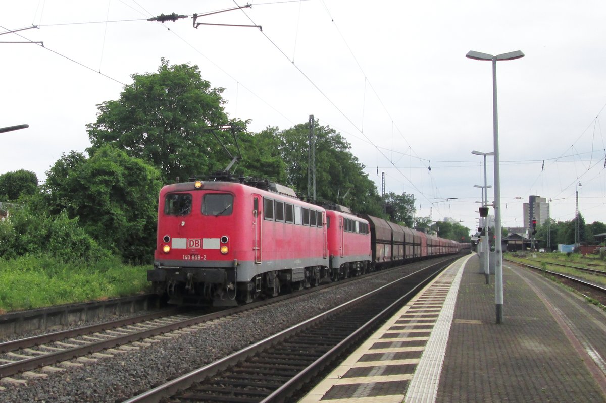 Am 19 September 2014 durchfahrt 140 858 mit Gefolg Bonn-Beuel.