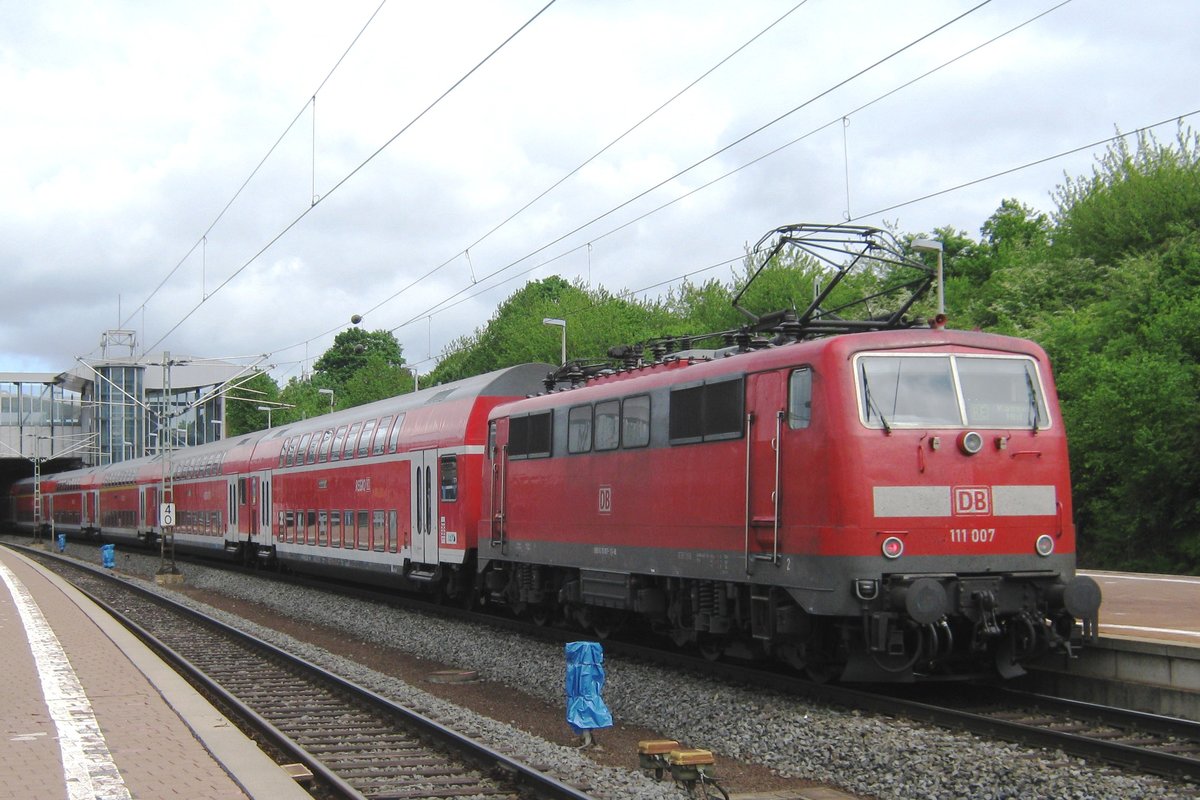Am 2 Juni 2012 verlässt 111 007 Kassel-Wilhelmshöhe. 