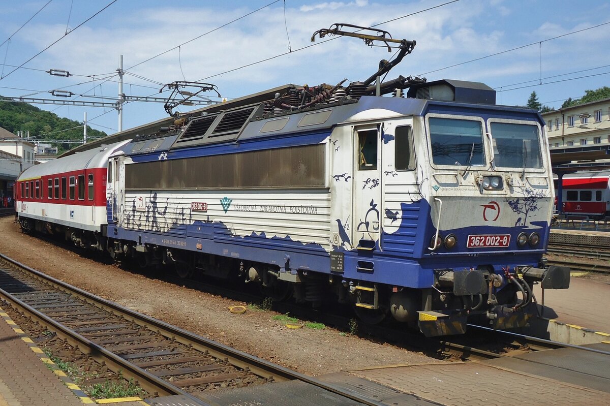 Am 2 Juni 2015 steht 362 002 mit Vollwerbung und ein Schnellzug in Bratislava hl.st.