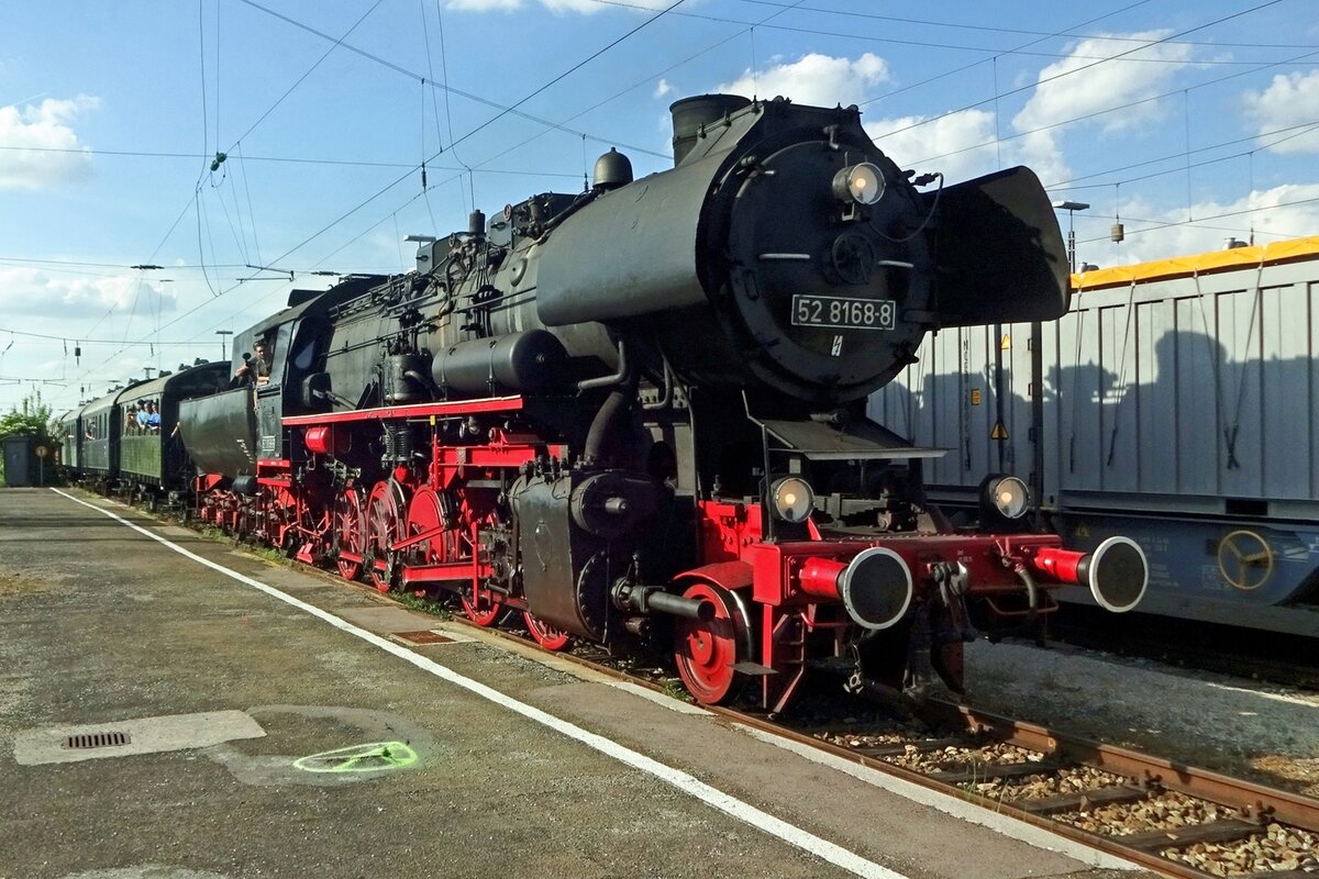 Am 2 Juni 2019 steht 52 8168 mit deren Dampdfpendelzug aus Gunzenhausen in NÖrdlingen.
