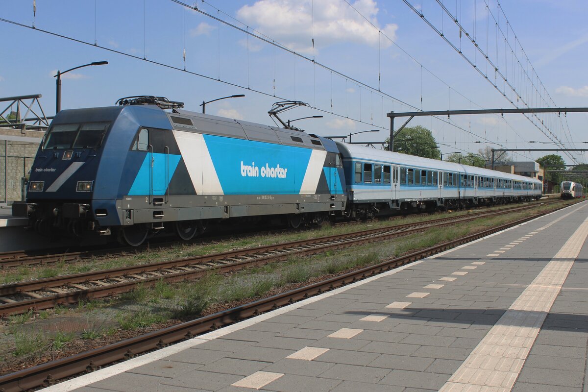Am 2 Mai 2025 steht TCS 103004 (ex DB 101 033) samt Ersatzzug für ein strukturell ausgefallener EuroBahn Triebzug in Venlo.