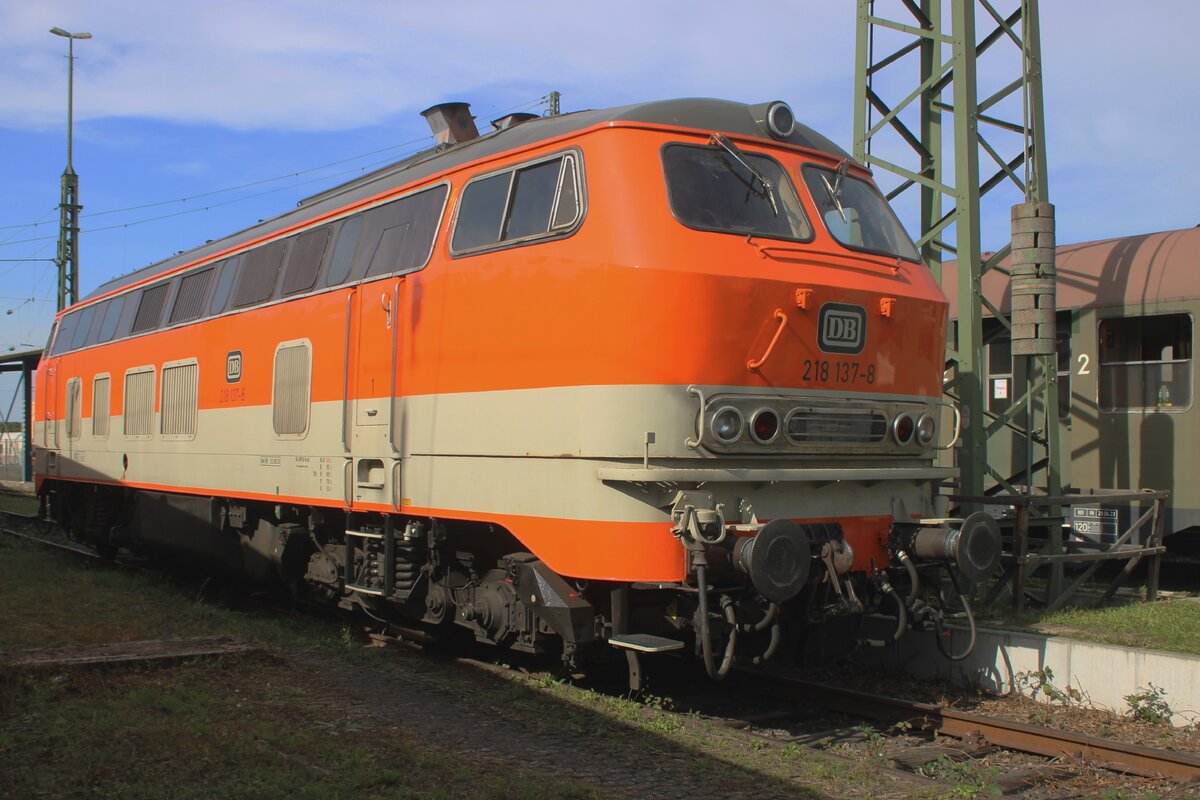 Am 20 September 2025 steht 218 137 in CityBahn Farben ins DB Museum in Koblenz-Lützel.