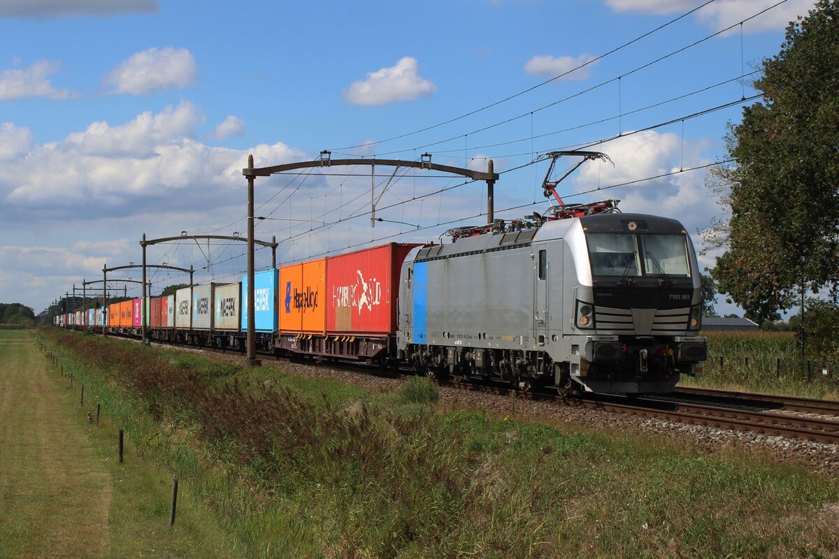 Am 21 Augustus 2025 passiert der nagelneue und kahler RFO 193 901 mit ein Containerzug der Fotograf bei der Bahnübergang in Hulten. Das Bild wurde wie immer vom offenbarer Stelle gemacht und danach etwa geschnitten. Wer die betonen Overleitungsmasten will fotografieren soll sich ein etwas beeilen, weil innerhalb wenige Jahren werden diese ersetzt von modernere stahlen Masten.