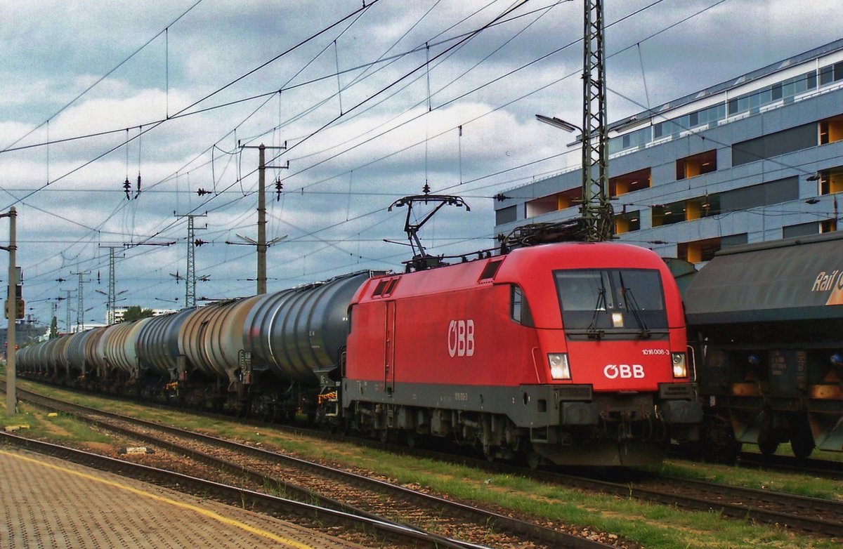 Am 25 Mai 2009 zieht 1016 008 ein Kesselwagenzug durch Wien-H�tteldorf.
