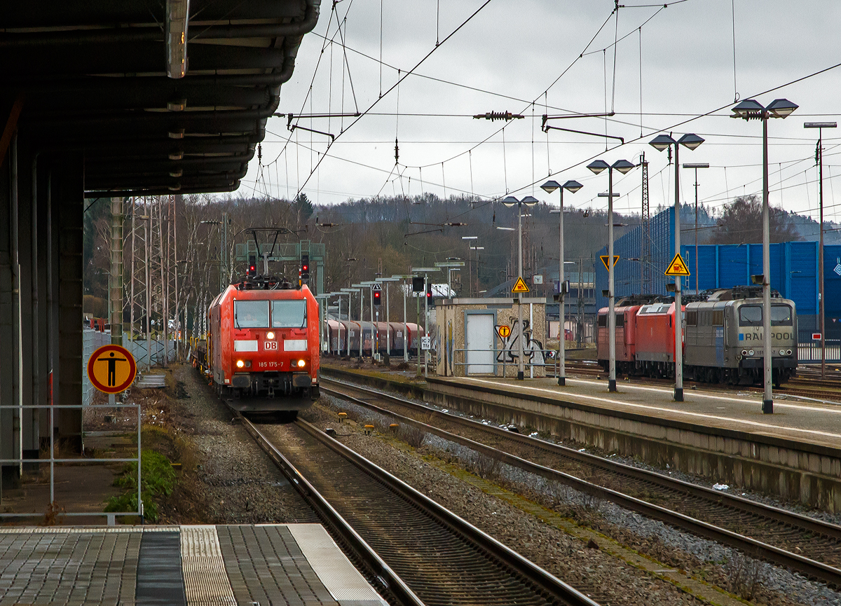Am 26.10.2021 konnte ich sie in Geislingen (Steige) als Schublok sehen, siehe:
http://hellertal.startbilder.de/bild/deutschland~e-loks~br-185-traxx-f140-ac1/755486/die-derzeitige-geislinger-schublok-die-185.html
Nun fährt sie, die 185 175-7 (91 80 6185 175-7 D-DB) der DB Cargo AG, am 08.01.2020 mit einem Coilzug von Kreuztal über die Ruhr-Sieg-Strecke (KBS 440) in Richtung Hagen.

Die TRAXX F140 AC1 wurde 2004 von Bombardier Transportation GmbH in Kassel unter der Fabriknummer 33656 gebaut.