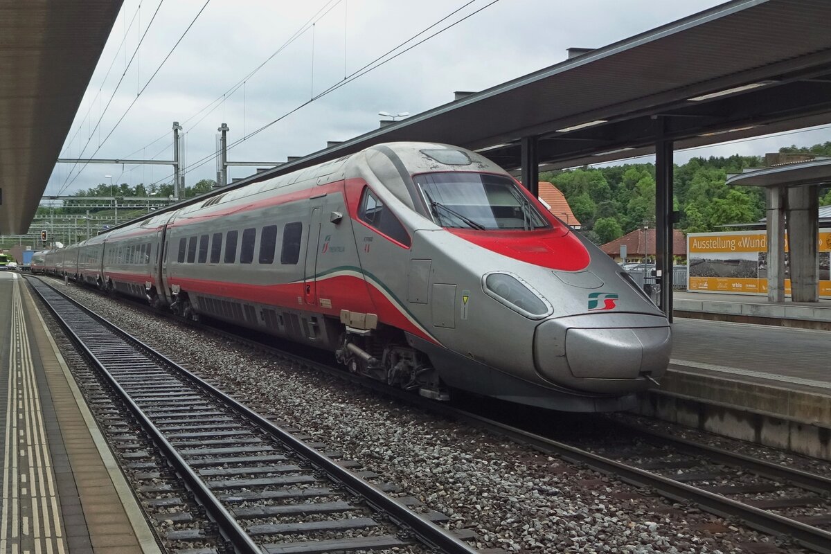 Am 28 Mai 2019 fahrt ETR 610-104 in Spiez ein als EC von Milano Centrale nach Basel SBB.
