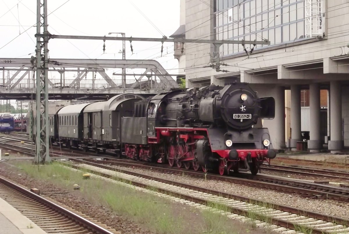 Am 29 April 2014 treft 50 3552 mit ein Dampfpendelzug in Darmstadt Hbf ein. 