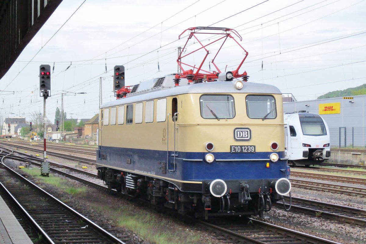 Am 29 April 2018 lauft E 10 1239 um in Trier. 