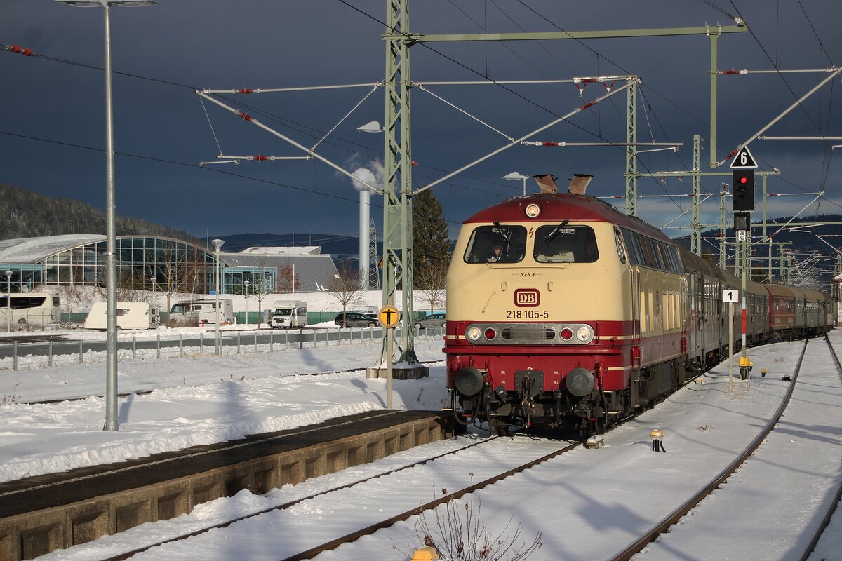 Am 3 Jänner 2026 treft NeSa 218 105 mit der Dreikönigsdampf-Sonderzug in Titisee ein.