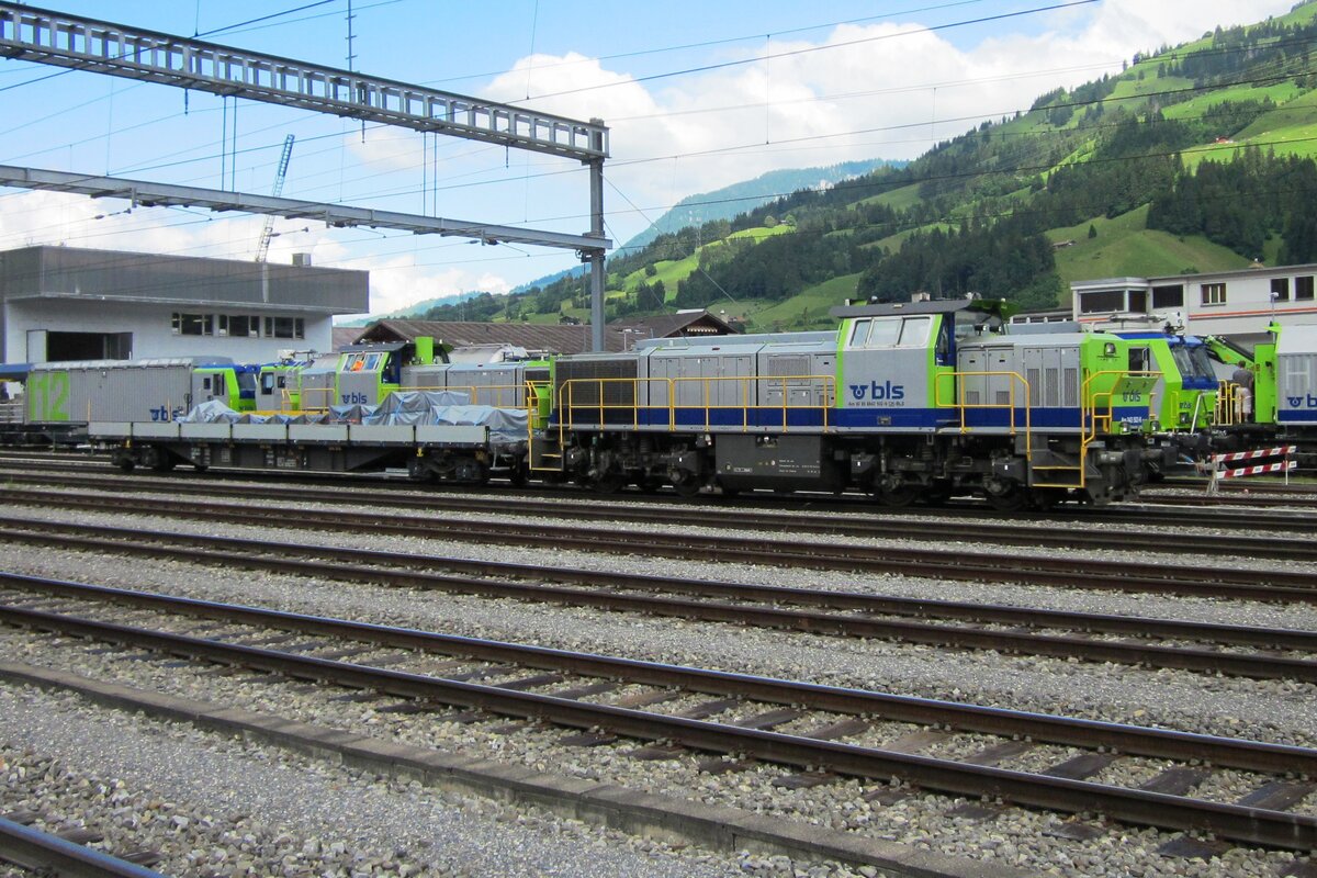 Am 30 Juni 2013 steht BLS 843 502 in Frutigen.