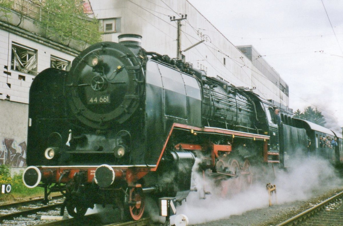 Am 30 Mai 2004 verl�sst 44 661 mit ein Sonderzug der damaligen �GEG-Basis Salzburg-Itzling. Das heutigen �GEG Hauptquartier in dasLOkpark Ampflwang wurde erst 2006 in Betrieb gestellt.