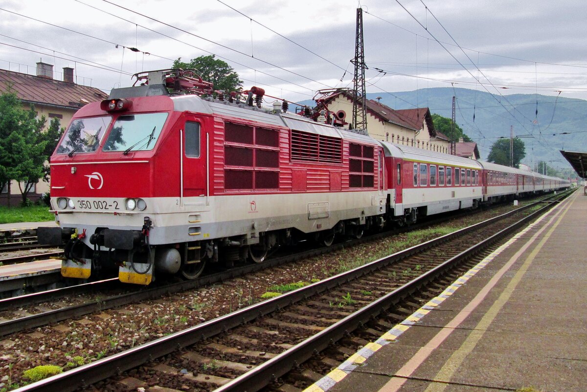 Am 30 Mai 2015 verlässt Blonski-farbener 350 002 mit ein IC nach Kosice Vrutky.