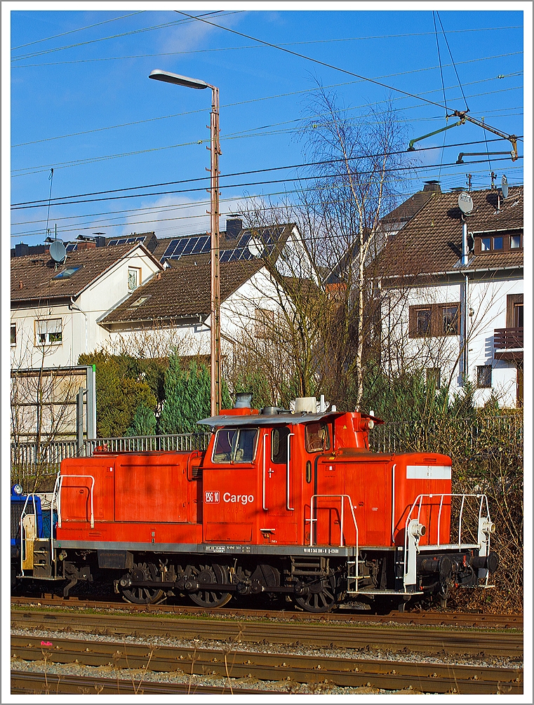Am 30.12.2013 waren wir nochmals in Kreuztal, und sie standen immer noch da und im besten Licht, darum will ich sie nochmal zeigen: 
Die ESG 10 (365 208-8) der ESG Eisenbahn Service Gesellschaft mbH (Vaihingen an der Enz), ex DB V 60 1208, ex DB 261 208-3, sowie DB 361 208-2, abgestellt am 30.12.2013 in Kreuztal.
