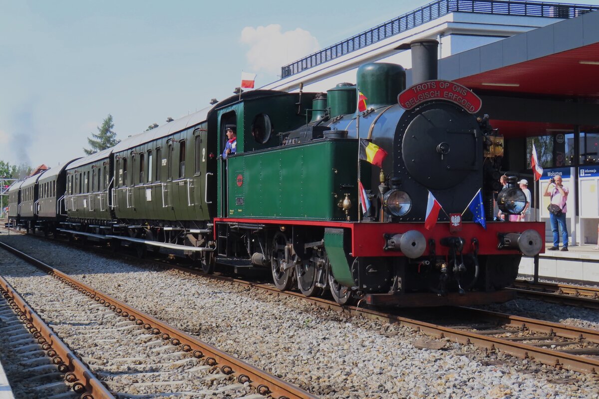 Am 4 Mai 2024 steht 2069 'HELENA' vom der Stoomtrein Denderponde-Puurs in Wolsztyn und zieht nach der Lokp[arade ein Dampfpendelzug nach Stefanowo.