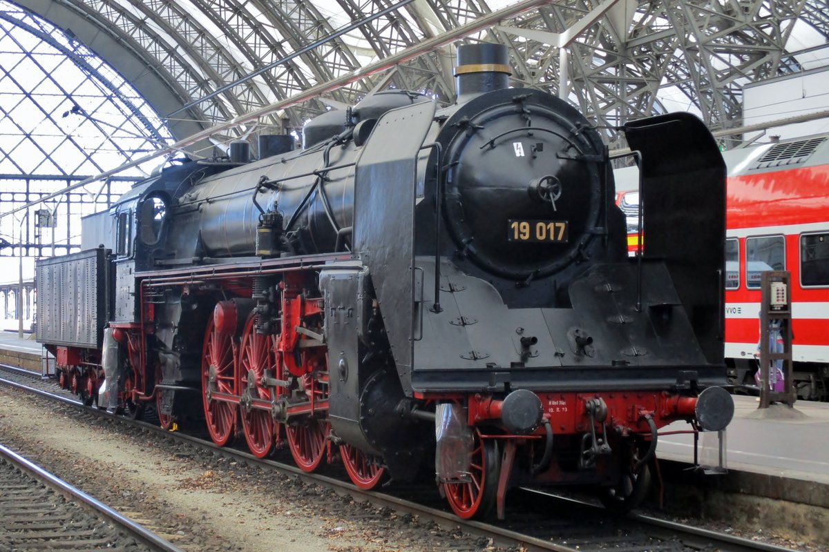 Am 7 April 2018 wurde 19 017, der Sachsenstolz, in Dresden Hbf fotografiert. 
