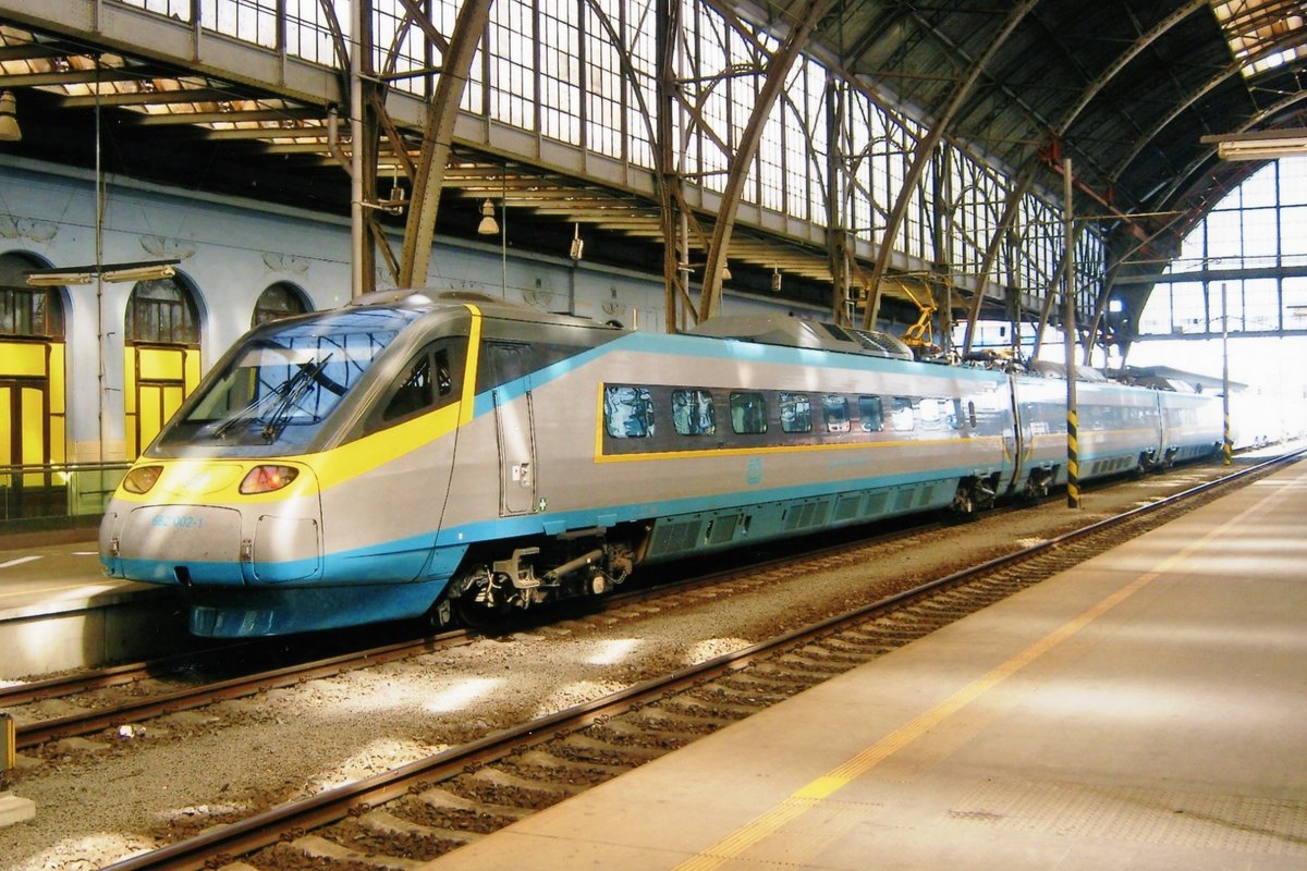 Am 7 Mai 2011 stand CD Pendolino 682 002 in Praha hl.n. Die Abfahrt dieses Blitzzuges verzog sich jedoch um 20 Minuten. Die 682 ist der 2.Steuerwagen dieser Z�ge.