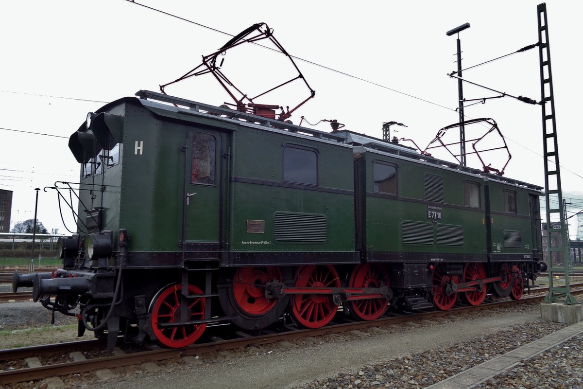 Am 8 April 2017 steht E 77 10 in Dresden-Altstadt.