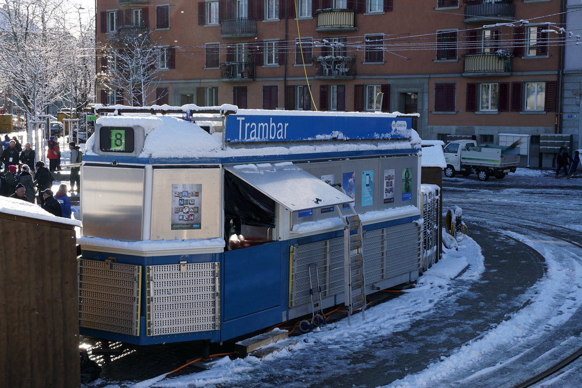Am 9. Dezember 2017 konnten die Verkehrsbetriebe Zürich sowie die Basler Verkehrsbetriebe anlässlich von grossen Tramfesten Streckenausbauten einweihen, die ab dem kommenden Fahrplanwechsel vom 10. Dezember 2017 planmässig befahren werden.
VBZ Züri Linie TRAMVERBINDUNG HARDBRUECKE
Die neue Linie 8 schafft Anschluss quer durch Zürich
Ihre Vorteile:
1. Anwohner und Beschäftigte in den Kreisen 4 und 5 erhalten direkten Anschluss an die S-Bahnen am Bahnhof Hardbrücke.
2. Die Arbeitsplätze in Zürich-West werden noch besser erschlossen.
3. Zugpendler erhalten beim Bahnhof Hardbrücke einen bequemen Anschluss ans Zürcher Tramnetz.
4. Vom Paradeplatz und Stauffacher führt eine direkte Linie via Hardbrücke ins Hardturm-Quartier.
5. Die Tramlinie verbindet die Kultur-und Unterhaltungsangebote der beiden lebhaften Quartiere 4 und 5.
Impressionen vom 9. Dezember 2017.
Foto: Walter Ruetsch
