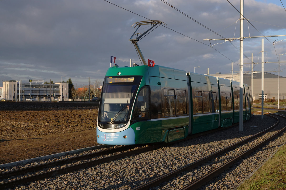 Am 9. Dezember 2017 konnten die Verkehrsbetriebe Z�rich sowie die Basler Verkehrsbetriebe anl�sslich von grossen Tramfesten Streckenausbauten einweihen, die ab dem kommenden Fahrplanwechsel vom 10. Dezember 2017 planm�ssig befahren werden.
BVB Tramlinie 3
Basel - Bahnhof Saint-Louis GUT VERBUNDEN.
Die Tramlinie 3 endet heute auf der Basler Seite bei der Haltestelle Burgfelderhof.
Ab Fahrplanwechsel, 10. Dezember 2017, verkehrt die Linie 3 bis zum Bahnhof von Saint-Louis in Frankreich.
Impressionen vom 9. Dezember 2017.
Neuer Streckenabschnitt als �berlandbahn in Frankreich.
Foto: Walter Ruetsch
