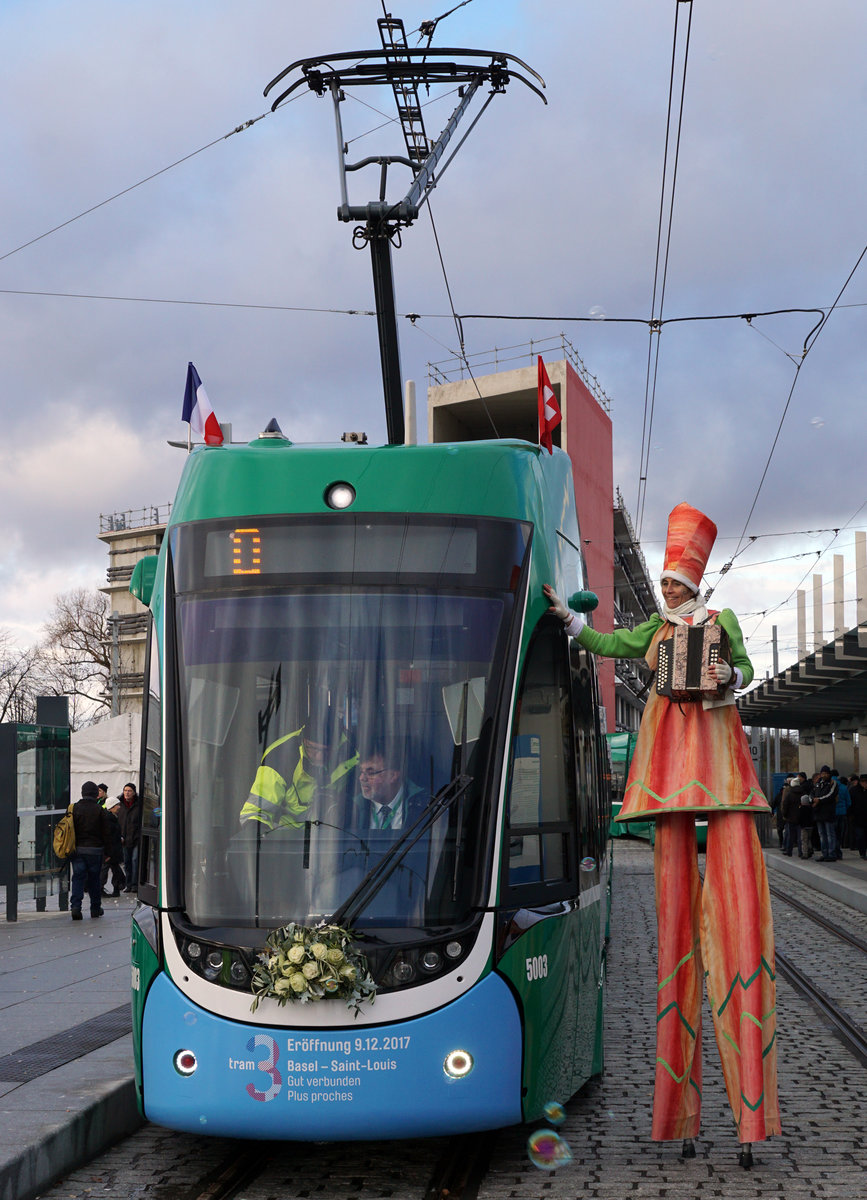 Am 9. Dezember 2017 konnten die Verkehrsbetriebe Z�rich sowie die Basler Verkehrsbetriebe anl�sslich von grossen Tramfesten Streckenausbauten einweihen, die ab dem kommenden Fahrplanwechsel vom 10. Dezember 2017 planm�ssig befahren werden.
BVB Tramlinie 3
Basel - Bahnhof Saint-Louis GUT VERBUNDEN.
Die Tramlinie 3 endet heute auf der Basler Seite bei der Haltestelle Burgfelderhof.
Ab Fahrplanwechsel, 10. Dezember 2017, verkehrt die Linie 3 bis zum Bahnhof von Saint-Louis in Frankreich.
Impressionen vom 9. Dezember 2017.
Neue Endhaltestelle neben dem SNCF-Bahnhof Saint-Louis. 
Foto: Walter Ruetsch
