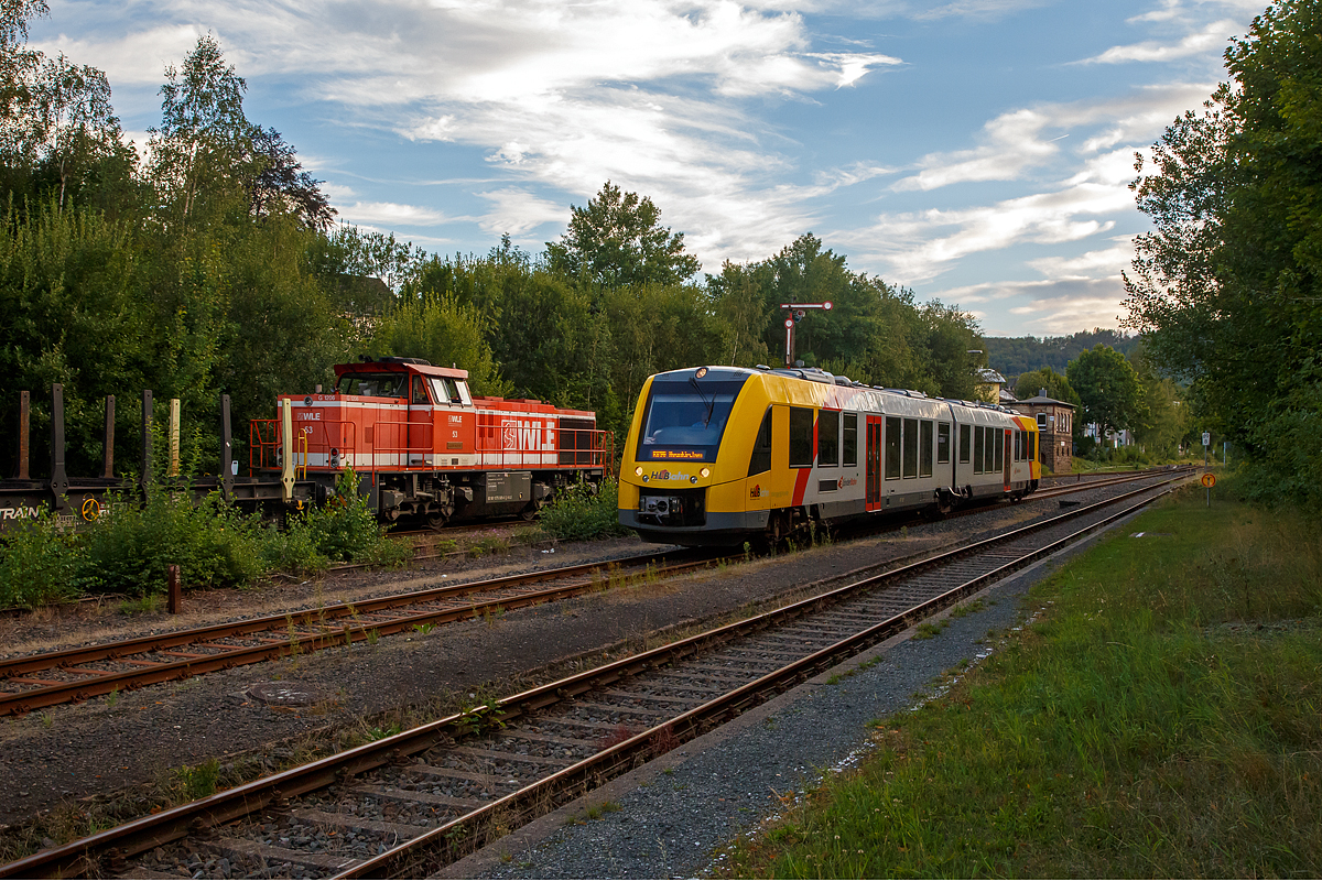 
Am frühen Abend des 20.08.2020 im Bahnhof Herdorf: 
Während die WLE 53  Kreis Soest  (92 80 1275 505-6 D-WLE), eine MaK G 1206 der Westfälische Landes-Eisenbahn GmbH aus Lippstadt, mit ihrem leeren Güterzug (Schwerlastwagen), auf Gleis 4 noch Hp 0 hat, fährt auf Gleis 2 der VT 507 (95 80 1648 107-8 D-HEB / 95 80 1648 607-7 D-HEB) ), ein Alstom Coradia LINT 41 der neuen Generation, der HLB (Hessische Landesbahn GmbH, als RB 96  Hellertalbahn  nach Neunkirchen (Siegerland) in den Bahnhof.
