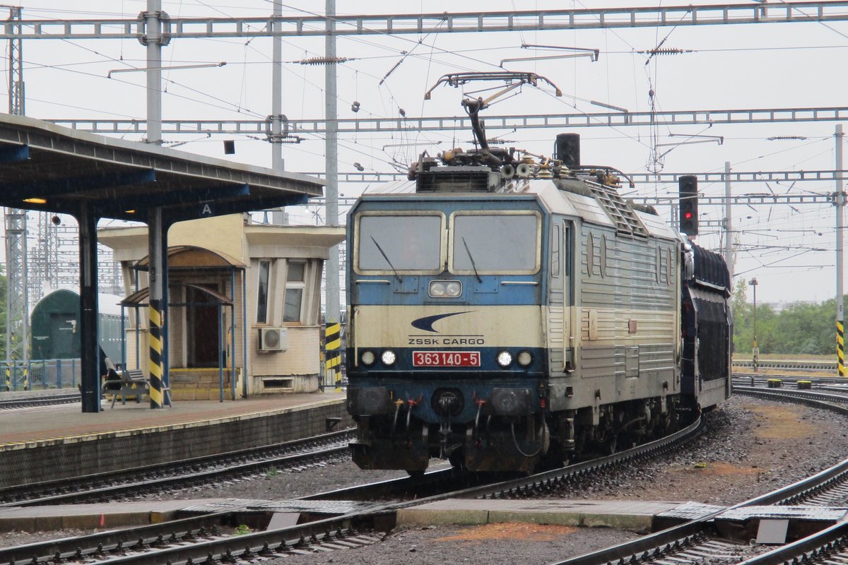 Am regnerischen 19 September 2017 schleppt 363 140 ein PKW-Ganzzug durch Bratislava hl.st.