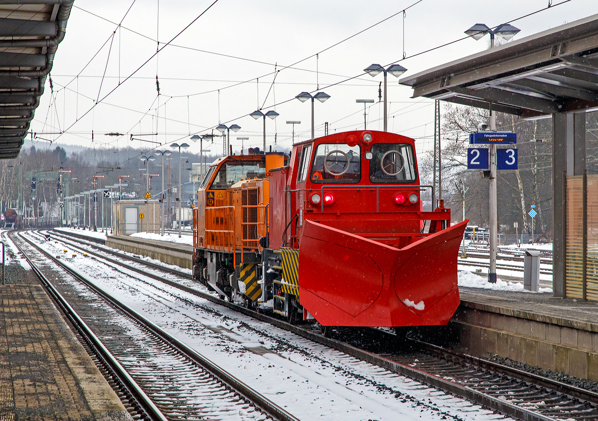 
Am Rückweg nach getaner Arbeit....

Die Lok 44 (92 80 1271 004-4 D-KSW) der KSW (Kreisbahn Siegen-Wittgenstein), eine MaK G 1000 BB, hier im Diensten der DB Netz AG, fährt mit dem Schneepflug BA 851 (Fabr. Beilhack) der DB Netz AG, Schweres Nebenfahrzeug 40 80 947 5 181-0, durch den Bahnhof Kreuztal in Richtung Heimatbahnhof Siegen-Eintracht. 

Hier in Kreuztal hält sich der Schnee in Grenzen, in den höheren Lagen von Sieger- und Sauerland sieht es wohl anders aus.
