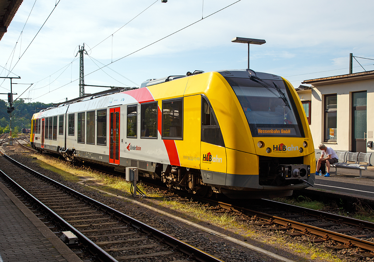 
Am späten Nachmittag am 31.05.2018 ist es in Betzdorf(Sieg) auch wieder sonnig, aber der VT 502 (95 80 1648 102-9 D-HEB / 95 80 1648 602-8 D-HEB), ein Alstom Coradia LINT 41 der HLB (Hessische Landesbahn GmbH), wird wohl heute nicht mehr als RB 96  Hellertalbahn  in Richtung Herdorf losfahren können. Grund dafür ist sehr starkes Unwetter am Nachmittig zwischen Betzdorf und Kirchen, ein paar hundert Meter weiter ist das Gleis unterspült worden.

Ein Unwetter mit Starkregen hat am Donnerstagnachmittag für überschwemmte Straßen und abgerutschte Hänge in Betzdorf und Kirchen (Landkreis Altenkirchen) gesorgt. Wie die Feuerwehr am späten Donnerstagnachmittag mitteilte, wurden über 80 Liter Regen pro Quadratmeter gemessen. Das Wasser stand in mehreren Straßen in der Innenstadt von Betzdorf bis zu 1,50 Meter hoch, durch die Wassermassen rutschten Hänge ab. Der Bahnverkehr wurde auf zwei Linien (RB 96 und RB 97) eingestellt.

Verletzt wurde während des Unwetters niemand.
