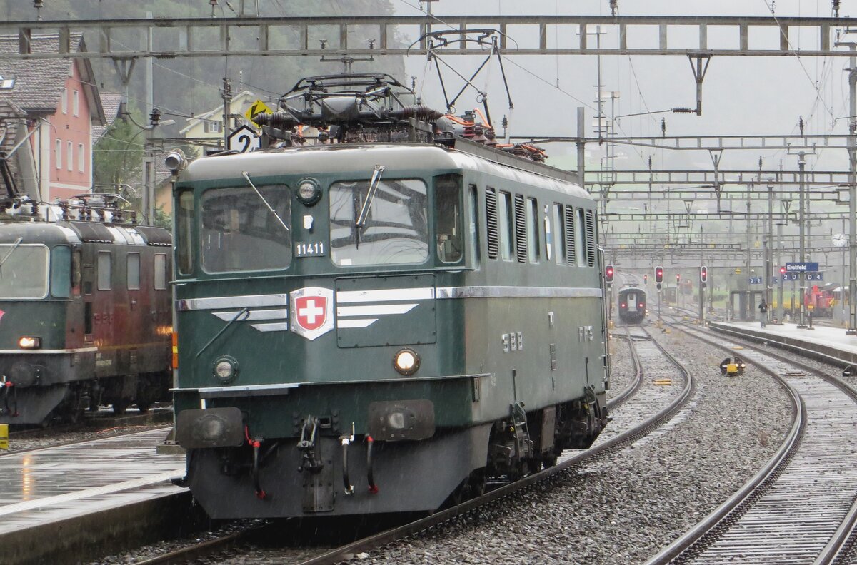Am verregneten 19 September 2021 fand der 1. Edition der Gotthard Bahntage in Erstfeld statt und 11411 war dabei. Hier setzt sie sich gegen ein Sonderzug nach G�schenen.
