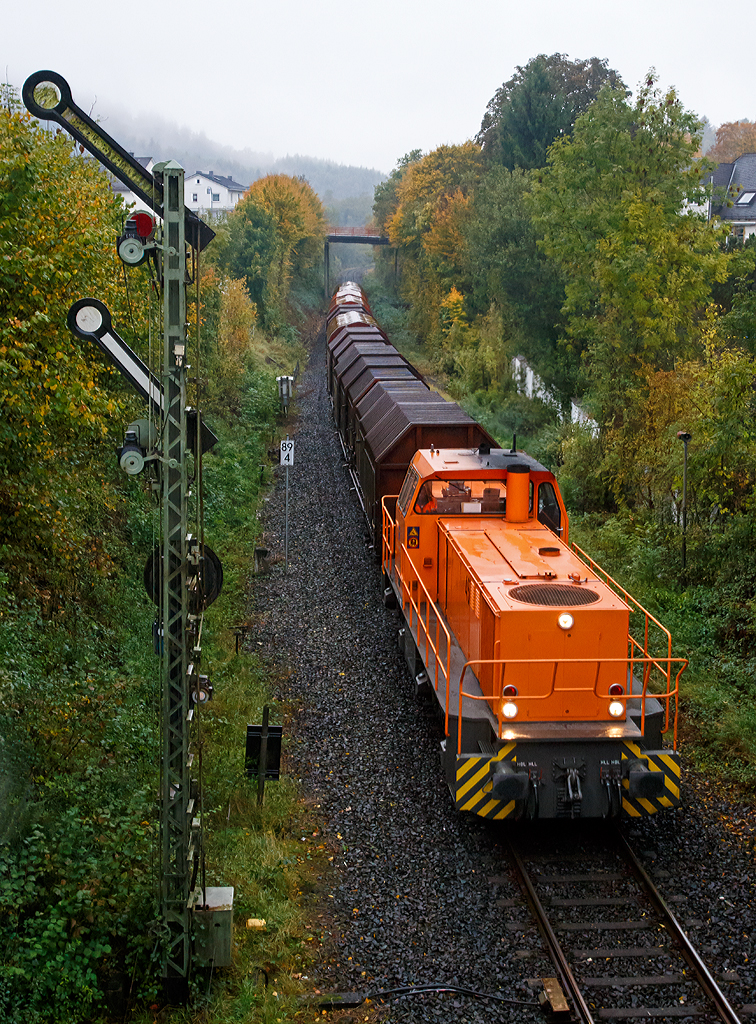 
An einem sehr trüben Nachmittag (15.10.2015) kommt die Lok 45 der Kreisbahn Siegen-Wittgenstein (98 80 0276 016-9 D-KSW) eine MaK G 1204 BB mit ihrem Coilgüterzug von Betzdorf/Sieg in Herdorf an, hier bei dem Einfahrtsignal vom Bf Herdorf.