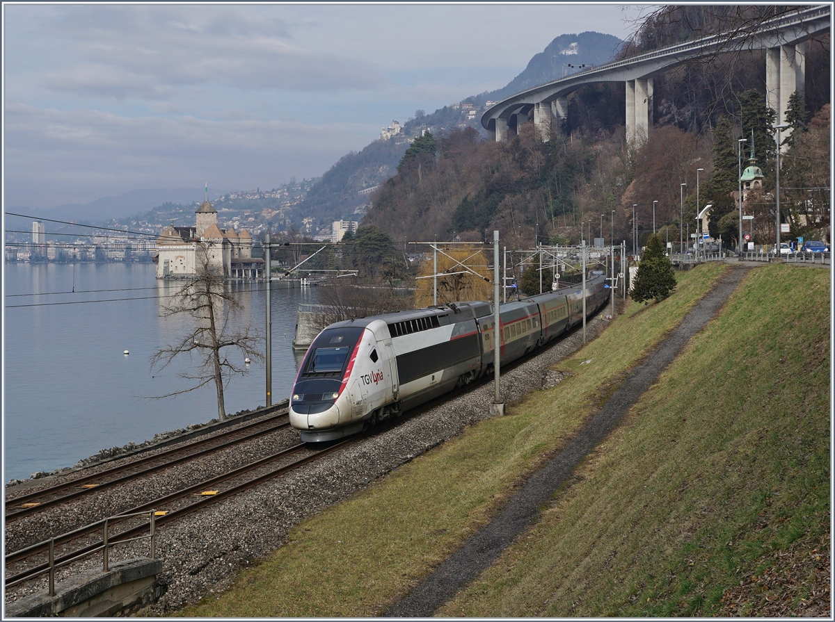 An einigen Wintersamstagen kann man beim Château de Chillon in relativ kurzer Zeit zwei internationale Züge fotografieren: den ETR 610 (RABe 503) als EC 32 von Milano nach Genève und auf diesem Bild zu sehen, den Lyria TGV de Neige für Wintersportler aus Frankreich auf dem Weg von Paris Gare de  Lyon nach Brig.
Es ist zu befürchten, dass nach der baldigen Inbetriebnahme des ETCS Betriebes diese TGV Züge hier nicht mehr verkehren werden.
11. Feb. 2017