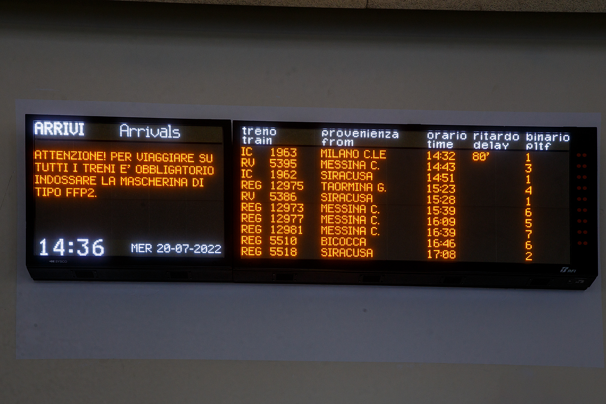 Ankunftstafel (Ank�nfte / Arrivi / Arrivals) vom Bahnhof Catania Centrale am 20.07.2022 (um 14:37 Uhr).

Man kann es erkennen, es gibt auch in Italien mal Zugversp�tungen, wie hier bei dem ICN 1963 von Milano Centrale. Aber nur bei diesem und er hat dann auch eine lange Fahrt hinter sich. 