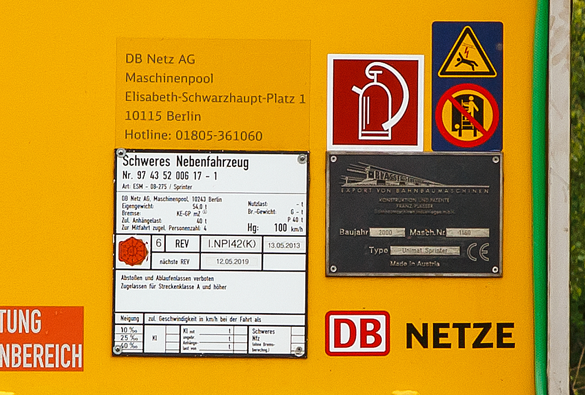 
Anschriftentafel und Fabrikschild der Unimat-Sprinter ESM 866 der DB Netz AG (Schweres Nebenfahrzeug Nr. 97 43 52 006 17-1) steht am 04.06.2016 im Betzdorf/Sieg im Abstellbereich.