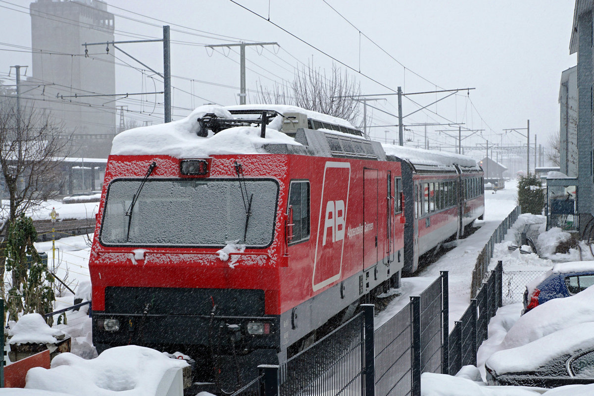 Appenzeller Bahnen/AB. Auf dem letzten Platz gelandet in der Abstellanlage Gossau ist der einstige Stolz der AB. Die Ge 4/4 1 wurde im Jahre 1994 in Betrieb genommen für die Führung der schweren Rollbockzüge. Nach der Einstellung des gesamten Güterverkehrs bei der AB im Jahre 2010 wurde sie sehr oft im Personenverkehr eingesetzt. Endgültig aus dem Betrieb verdrängt wurde sie 2018 durch die neuen ABe 4/12  Walzer  1001 - 1005 sowie die ABe 8/12  Tango  4001/4101 - 4011/4111. Auch die neuen Gem 2/2 machen der Ge 4/4 1 zusätzlich die Existenzberechtigung schwer. Das traurige Bild der einzigen Lokomotive der AB ist am 27. Januar 2021 in Gossau ab einer öffentlich zugänglichen Stelle entstanden. Einzige Möglichkeit für eine spezielle Winteraufnahme dieser Exotin.
Foto: Walter Ruetsch
