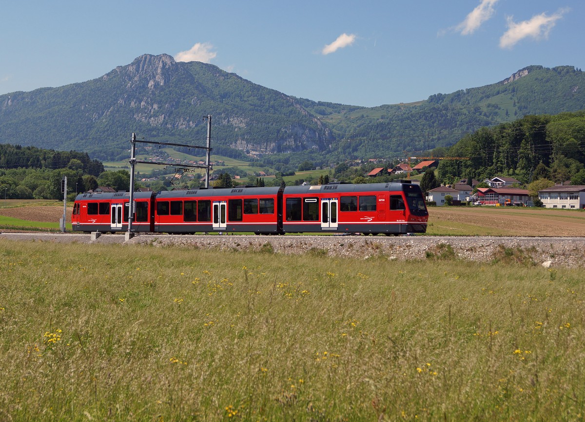 ASm: Regionalzug Solothurn-Langenthal mit Be 4/8  STAR  in fr�hlingshater Landschaft am Fusse des Juras bei Attiswil unterwegs am 18. Mai 2015.
Foto: Walter Ruetsch