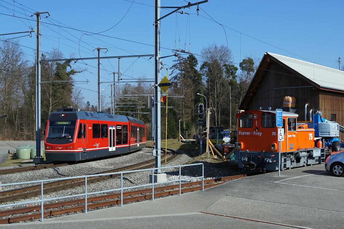ASm: Seltene Begegnung in Bannwil zwischen der Tm 2/2 75 von Furrer + Frey und einem in Richtung Solothurn fahrenden Regionalzug mit dem Be 4/8 115  STAR .
Foto: Walter Ruetsch