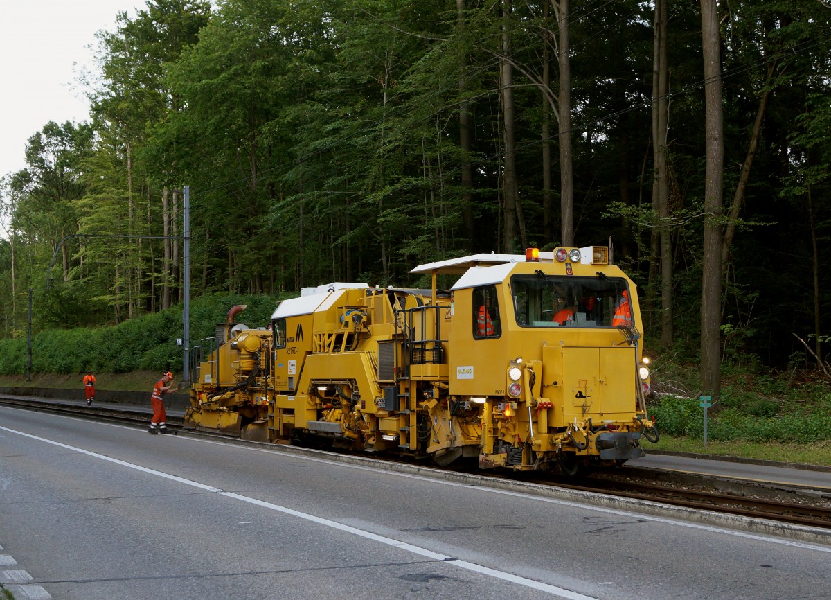 ASm/MATISA: Gleisbauarbeiten auf dem Streckenabschnitt Sankt Katharinen und Riedholz w�hrend der Nacht vom 29. Juni 2015. Planiermaschine MATISA R 21 RD-1 von der Sersa Group im Einsatz bei Feldbrunnen.
Walter Ruetsch 