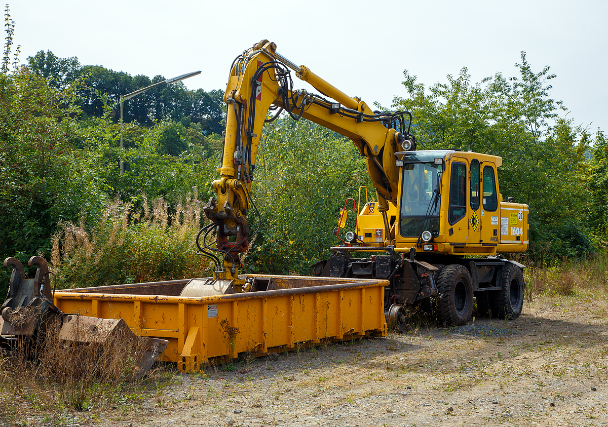 ATLAS-TEREX Zweiwegebagger 1604 ZW (Zweiwegebagger 1604 ZW-WB mit Abstützpratzen), Kleinwagen Nr. 97 51 92 536 60-8, der H. Klostermann Baugesellschaft mbH (Hamm), ist am 03.09.2016 beim Bf Brachbach (Sieg) angestellt. Davor die Mulde für das Anhängerfahrzeug AF 108,  Kleinwagen Nr. 31.1.8191 5.

TECHNISCHE DATEN des Baggers:
Baujahr: 2004 unter 168Z301562
Spurweite: 1.435 mm
Achsabstand: 5.475 mm
Eigengewicht: 22,0 t
Motorbauart: wassergekühlter 4-Takt 4-Zylinder Diesel-Reihenmotoren mit Turboaufladung und Ladeluftkühlung
Motortyp: Deutz BF4M2012C
Motorhubraum: 4,04 Liter
Motorleistung: 93 kW (127 PS) 
Höchstgeschwindigkeit (Hg): 20 km/h (in Kreuzungen und Weichen 10 km/h)
Bremse: Dir.-Dbr. und Wagonbremsanlage
Zul. Anhängelast: 120 t
Zur Mitfahrt zugel. Personenzahl: 1 (und Fahrer)
Antrieb auf Schiene: Über Reibantrieb der Straßenreifen
