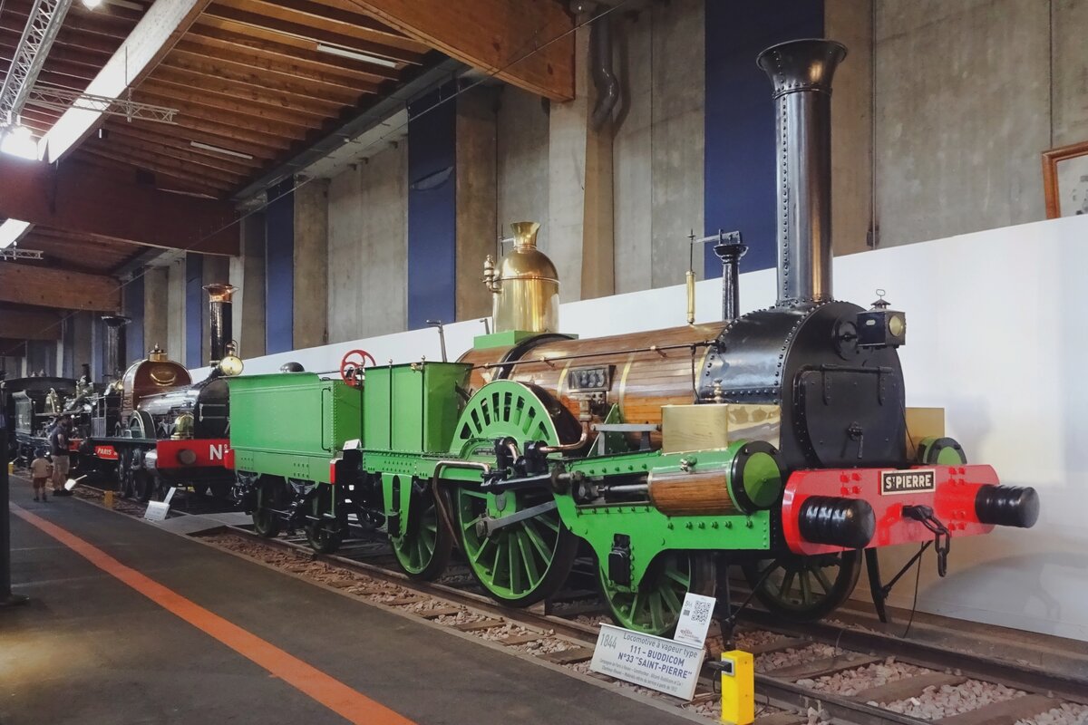 Auch der 1844 gebauter Buddicom No.33 Saint-Pierre hat ein Refugium ins Cit� du Train in Mulhouse gefunden und wurde dort am 30 Mai 2019 fotografiert. Das Zahl 111 auf das Schild bedeutet die Englische Andeutung der Aschfolge 1 Laufachse, 1 Treibachse und 1 Laufachse; in Hochdeutsch bezeichnet dies 1A1.