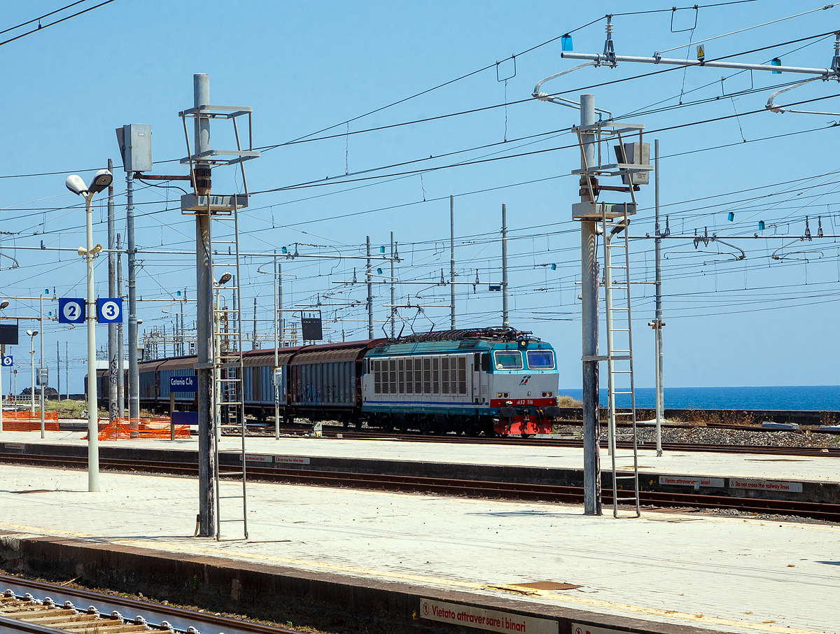 Auch auf Sizilien gibt es G�terz�ge....
Die Mercitalia Rail, Tiger E.652 116 (91 83 2652 116-1 I-MIR), ex Trenitalia E.652 116, f�hrt am 20.07.2022 von Messina kommend, mit einem kurzen Schiebewandwagen-Zug, durch den Bahnhof Catania Centrale in Richtung S�den.
